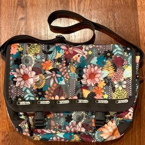 LeSportsac Lg Messenger Bag